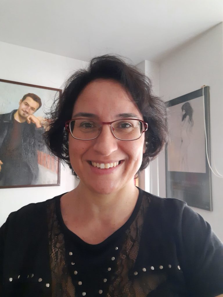 MARÍA LORENZO
Nace en Torrevieja, 1977.
Licenciada en Bellas Artes (2000), y Doctora en BBAA por la UPV (2006). Profesora Titular de Universidad, imparte la docencia de asignaturas de Animación en el Departamento de Dibujo, UPV, y en el Máster de Animación. Miembro del grupo Animación UPV.
Es miembro de la Academia del Cine Español.
Como realizadora de animación, ha realizado los cortometrajes La noche del océano (nominado al Goya en 2016), Impromptu, Esfinge urbana, La flor carnívora, Retrato de D., y coordinado el proyecto colectivo El gato baila con su sombra. Sus cortometrajes han recibido numerosos premios y cientos de selecciones, entre ellas, en los festivales de Annecy, Bruselas, Anima Mundi (Brasil), Anifest (Rep. Checa), llegando a proyectarse en más de 30 países.
Como ensayista e investigadora, ha participado frecuentemente en los congresos internacionales de la Society for Animation Studies, así como en CONFIA (Portugal), realizando el discurso inaugural en 2015. Ha publicado artículos en numerosas revistas nacionales e internacionales de cine y animación, y ha colaborado en libros de investigación, entre ellos, Animated Landscapes (Bloomsbury) y A Companion to Illustration (Willey Blackwell). También dirige la revista académica Con A de animación desde que se funda en 2011, y creado el canal divulgativo Animation Gossip. En 2021 ha publicado con la editorial Diábolo el libro didáctico La imagen animada. Una historia imprescindible. 
Además, pinta retratos con afición.