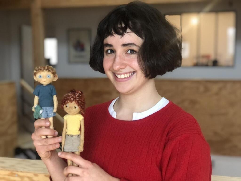 Héloïse Ferlay creció cerca de los lagos turquesa de Saboya y se acaba de graduar en la escuela parisina EnsAD. El rodaje de Geôlier fue su primera aventura en la animación stopmotion, y Yola, en pintura animada, la estropeó igualmente (just as much messed it up). Desde entonces, se cortó la larga cabellera y À la mer poussière, su película de graduación dirigida en gran compañía con sudor, risas y lágrimas, dio la vuelta al mundo recogiendo más de 30 premios de festivales. Acaba de nacer su última pequeña, Les filles du vent, con más chicas de pelo salvaje y niños emancipados. ¡Y acaba de despertar de nuevo a Malo y Zoé de su sueño para rodar en la cortinilla de Prime the Animation! 9.