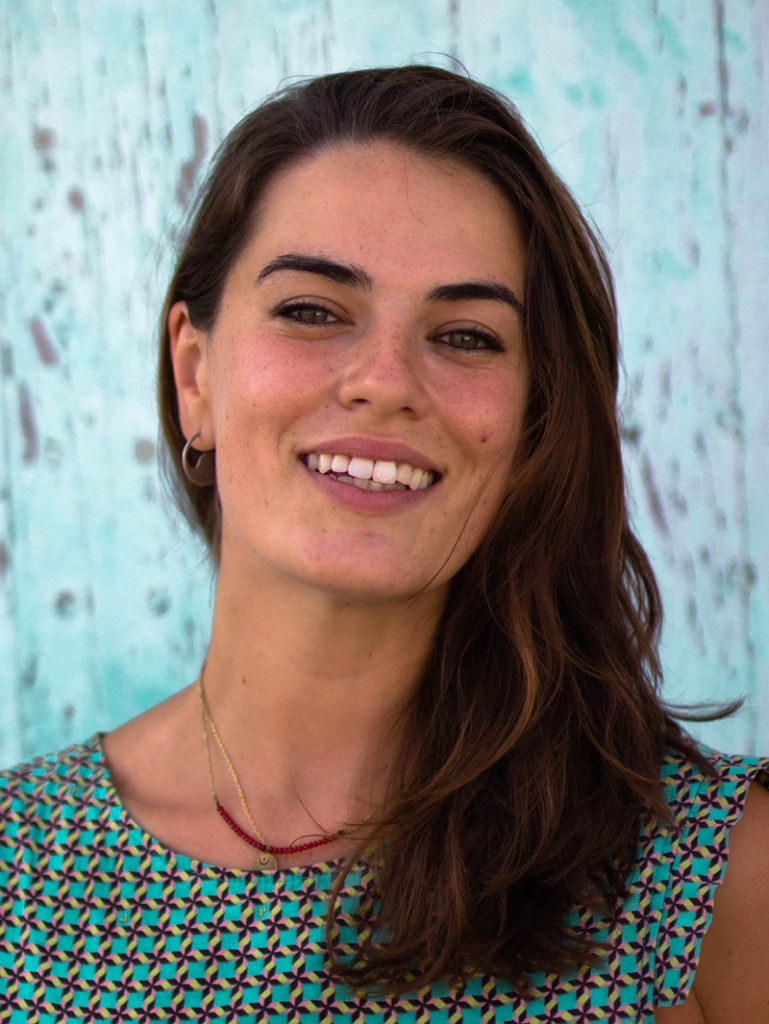 Maria Pulido es realizadora de animación e ilustradora. 
Se licenció en Bellas Artes por la Universidad de Granada. Con una larga trayectoria en el campo de la acuarela, el movimiento que desprenden sus obras la conducen al mundo de la animación. Finaliza el Máster en Animación de la Universitat Politècnica de València, donde realiza y dirige su primer cortometraje “Bottle Battle” (2015).
Ganadora de la primera edición de Desafío Buñuel, rally cinematográfico, con el cortometraje “Ámome” (2017), donde combina imagen real y animación. Ambas películas con un largo recorrido en festivales de cine. 
Ha trabajado en grandes producciones como “The Wawies” (Imagic TV), “Refugiadas Climáticas” (Tinglado Films), “Soy una Tumba” (Khris Cembe), “Los Días Azules” (Laura Hojman), “Nacer” (AuntieFilms), “The Neverending Wall” (Silvia Carpizo), “Patchwork” (María Manero).
La mayor parte del tiempo sus producciones están contadas a través del 2d digital dibujado frame a frame. Gracias a su sensibilidad y control del lenguaje es capaz de encontrar un equilibrio entre las diferentes técnicas que ofrece el lenguaje de la animación y adaptarlo correctamente al proyecto. 
Actualmente trabaja como directora creativa en Calma Studio.