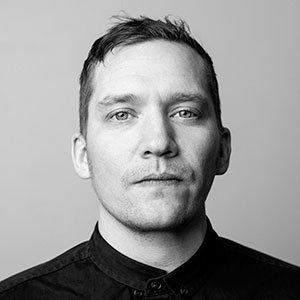 Realizador cinematográfico, animador y diseñador noruego. Realiza cortometrajes en el estudio de animación que co-dirige, Mikrofilm, y ha producido films de poesía animada en colaboración con la pequeña imprenta Gasspedal, el sello editorial Gyldendal, y la Biblioteca Nacional Noruega.

Ha producido visuales por encargo de la LA Opera (Los Angeles·CA) y de Fundaciones para la preservación del patrimonio musical, para la creación de piezas de Visual Music basados en composiciones de Edvard Grieg (Bøygen) y Dun Yun (Zolle Suite, premiada con el premio Pullitzer).