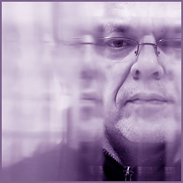 Gyenes estudió Educación en Medios y Bellas Artes en Budapest y Pécs, Hungría. Es un artista media y teórico del arte que trabaja en el ámbito de la música visual. Es un artista media y teórico del arte que trabaja  principalmente en el ámbito de la música visual.

Sus obras han sido exhibidas / proyectadas y premiadas en varios festivales y exposiciones internacionales de cine y arte de Europa, Asia y América. También realiza instalaciones y performances en vivo en colaboración con otrxs artistas y músicxs.

Como investigador y educador ha publicado 7 libros, fundado sitios online especializados y participado en numerosas conferencias y simposios de animación, new media y arte electrónico. Es un activo miembro del MET, la Asociación de Arte Electrográfico de Hungría, comunidad para la que escribe artículos, crea obra y cura muestras de Media Art en la Galería MET de Budapest.