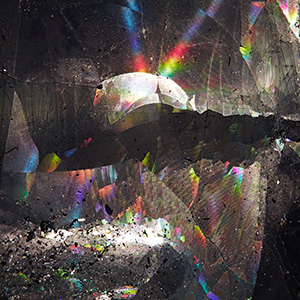 Francia. Guillaume Guérin dejó de creer en las imágenes que ve y en las representaciones que transmiten. Para él, han perdido su objetividad, y por ello ha decidido centrarse en el especto abstracto de la imagen. Opone dos conceptos: el Símbolo y el Antisímbolo, y es el último quien guía su obra en la fotografía y el vídeo. Escogió estos dos medios artísticos por su complementariedad: por un lado la imagen fija y por el otro, la imagen en movimiento.

Su trabajo despierta el debate y la reflexión sobre el rol de la mente frente a la Imagen, que se ha vuelto omnipresente, intoxicante, y tanto su creación como interpretación parecen haberse estandarizado.

La obra abstracta de Guérin busca destruir las percepciones automatizadas de la Imagen, romper los condicionamientos y sacudir nuestra intuición. Su arte busca apelar a nuestro instinto visual para que nos preguntemos qué es lo que vemos. Y así, cómo debemos posicionarnos frente a ello, ya que estas cuestiones esenciales han sido arrebatadas por el «culte de l’instant».

Además, Guérin rechaza la narrativa y los esquemas demostrativos en su proceso creativo. Es a través de la no-representación que sus vídeos denuncian las connotaciones de la Imagen de la sociedad actual.

Sus fotografías, imágenes fijas, pueden ser descritas como pictogramas de su producción en vídeo: son abstracciones cogidas de la realidad.