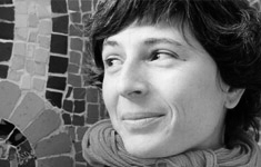 Irene Iborra Rizo es licenciada en Ciencias Físicas (Universidad de Valencia) y  DEA en Tratamiento de Imágenes, Fotónica y Robótica (Universidad de Estrasburgo).
Se especializa en el terreno audiovisual con dos Masters, uno en Escritura para Cine y Tv (Autónoma de Barcelona) y en otro en Dirección y Animación Stop Motion. 
Desde hace catorce años trabaja como guionista, directora y animadora stop motion. Ha escrito y dirigido cortometrajes emitidos en pantallas nacionales e internacionales, como Citoplasmas en medio ácido, Click y Matilda, estrenado en salas francesas en el 2021. 
Sus obras han sido seleccionadas/premiadas en una larga lista de festivales, entre ellos Animayo, Animac, Alcine (España), Animamundi (Brasil), Ottawa (Canadá), Monstra (Portugal), LIAF (UK), Stuttgart (Alemania), Annecy y Clermont-Ferrand (Francia).
Es cofundadora de la productora de animación stop motion Citoplasmas, con la que anima publicidad (Manos Unidas, Kinder, Pritt, Adidas, etc..) y produce sus cortometrajes. Y es coautora, junto con la escritora y guionista Maite Carranza,  de la serie de literatura infantil: Los 7 cavernícolas.
Compatibiliza su actividad profesional con la docencia del guión y la animación. Forma parte del equipo pedagógico del Master de Animación Stop Motion del Centro universitario BAU, donde imparte clases de guión y producción.
Actualmente trabaja en el desarrollo del largometraje de animación stop motion Olivia y el terremoto invisible adaptación de la novela infantil/juvenil La película de la vida de Maite Carranza. Su último cortometraje infantil Què li passa al cel se estrenará este noviembre en el circuito de festivales.