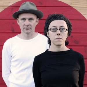 Breslavia, Polonia. KinoManual es un estudio de producción audiovisual pequeño e independiente, centrado en la experimentación con la imagen en movimiento y el sonido. Exploramos principalmente técnicas analógicas de animación, como el dibujo, el cut-out o el cine sin cámara. Disfrutamos el contacto manual con la película y el proceso mismo de producción.

KinoManual crea films y objetos que siguen la rica tradición de la imagen en movimiento, el arte cinético y el cine experimental. También producen instalaciones y performances en vivo, creando diálogos fascinantes entre las esferas visual y sonora.