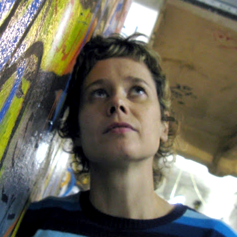 María Trénor (Valencia, 1970). Licenciada en Bellas Artes por la Facultad de San Carlos de la UPV de Valencia. Ha colaborado con Instituciones como la Universidad Carlos III de Madrid, Universidad Castilla la Mancha, Accademia di Belle Arti de Palermo y Universitat Politècnica de València (Máster de Animación) participando en conferencias, masterclasses y mesas redondas sobre cine de animación. Asimismo, ha participado en publicaciones de la Filmoteca Valenciana y la editorial Ocho y Medio, especializadas en temática cinematográfica. Actualmente, es profesora de Medios Audiovisuales en la Escuela de Arte y Superior de Diseño de Valencia.