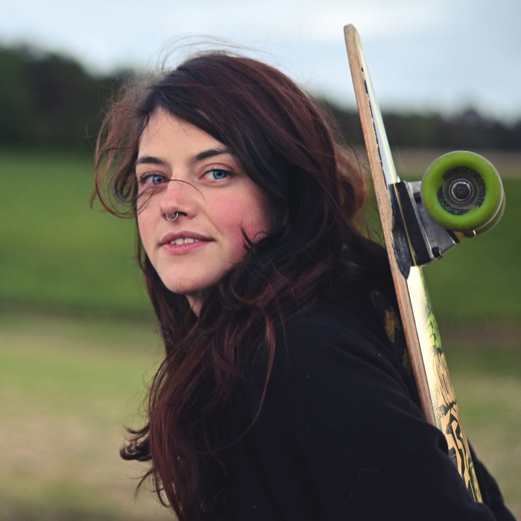 Noemi Valentíny comenzó su andadura en la animación en la Universidad Tomas Bata de Zlín. Durante sus estudios, realizó varios cortometrajes que se proyectaron internacionalmente. Actualmente está matriculada en el programa de doctorado de la Universidad, en el que ha realizado un cortometraje explicativo titulado Radiotherapy at the Yellow Hill, que ganó la última edición del festival Prime the Animation!. Es cofundadora de Pirogy Studios, un joven estudio de animación con sede en Zlín, y actualmente trabaja en el desarrollo de un largometraje de animación, en calidad de guionista y dramaturga. Además de la animación, pasa su tiempo haciendo ilustraciones, tatuajes, tocando la zanfoña (y otros instrumentos raros) y paseando por los bosques vecinos con su perro.