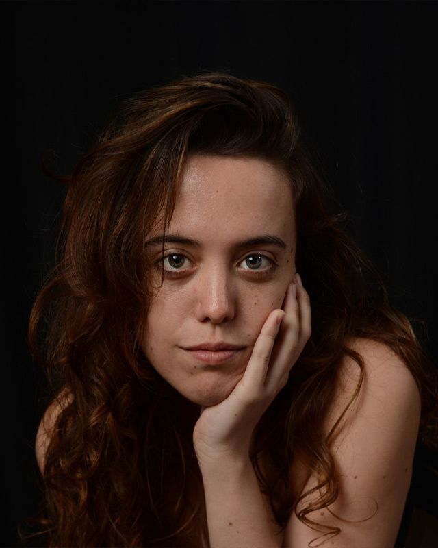 Emilia (Emibalis) es una diseñadora de personajes y directora de arte nacida en Sevilla. Su carrera profesional empezó en 2019 y desde entonces no ha parado de trabajar para diferentes estudios y clientes.
Ha trabajado en estudios como Hampa, la tribu animation, Anima kitchen…entre muchos otros. Ha sido lead de diseño en el show “Good morning Kevin”. Actualmente se encuentra trabajando para Nickelodeon y está entre los concept artists de Disney Lorcana.