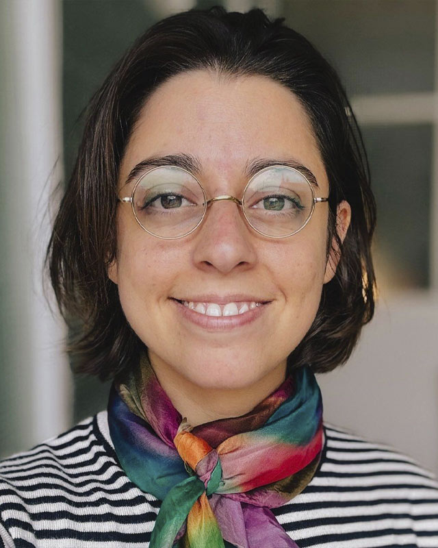 Artista nacida en Alentejo, actualmente vive en Oporto. Su trabajo emerge entre el arte y la práctica social. Licenciada en arquitectura, crea videos, animaciones, pinturas y dibujos con un enfoque tan creativo como etnográfico.
Su cortometraje documental de animación Comezainas (2022) fue proyectado a nivel nacional e internacional y cuenta ya con 8 premios. 
Mafalda ha publicado artículos etnográficos y trabajos editoriales para clientes como The New York Times y Observador Lifestyle. Recientemente ha colaborado con la compañía teatral Teatroensaio para la creación de vídeo, animación y dibujo en vivo. Así como ha dibujado la imagen de identidades de varios festivales de cine.