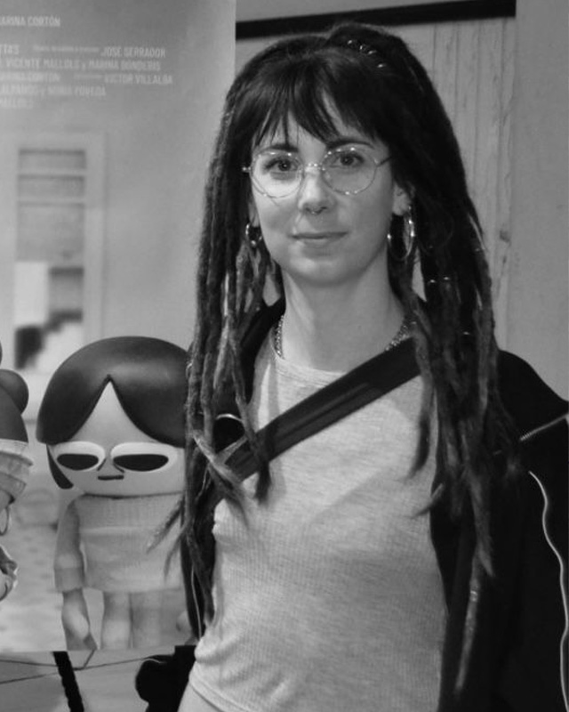 Marina Cortón ha trabajado en proyectos como animadora stop motion y model maker en estudios como Pangur Animation y Citoplasmas.  Es co-directora del cortometraje Becarias, premiado con el Berlanga y nominado al Goya 2024.