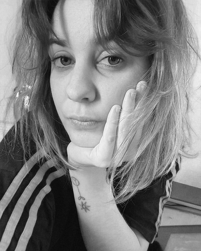 Núria Poveda es diseñadora de personajes, artista conceptual y co-directora de Becarias, cortometraje nominado al Goya 2024. Comenzó la carrera de BBAA en la UPV, pero la dejó para estudiar Animación 3D en Barreira y un Máster de Concept Art en la Escola Joso de Barcelona. Ha trabajado en publicidad, animación 2D, CGI y stop motion, colaborando con estudios como La Madriguera Studio, BOL y Capa de Ajuste entre otras.