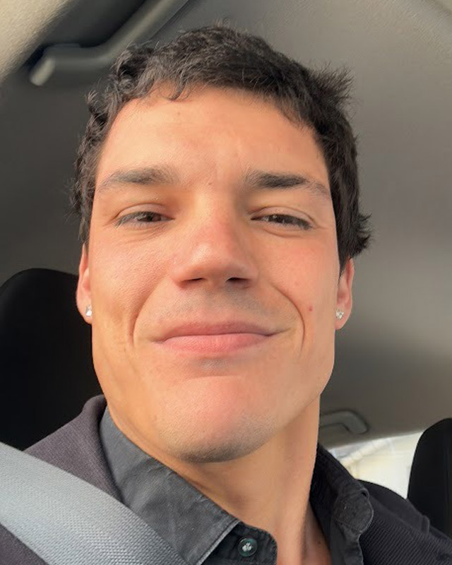 Pablo Sahuquillo, 25 años. Apasionado del dibujo, su principal ocupación laboral es como dibujante para cómics, videojuegos y animación, donde desarrolló gran parte de los fondos de la película Robot Dreams, nominada a los Oscars. En la actualidad, está centrado en la animación tanto nacional como internacional, habiendo trabajado en diversas películas que se estrenarán en este año venidero. Además de ello es Codirector del festival de cortometrajes de humor, Charcajada film fest y presidente de la asociación cultural Flores de Nuestra Tierra.